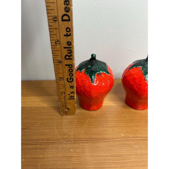 Vintage giant strawberry salt and pepper shakers ceramic- no stoppers - Picture 5 of 5